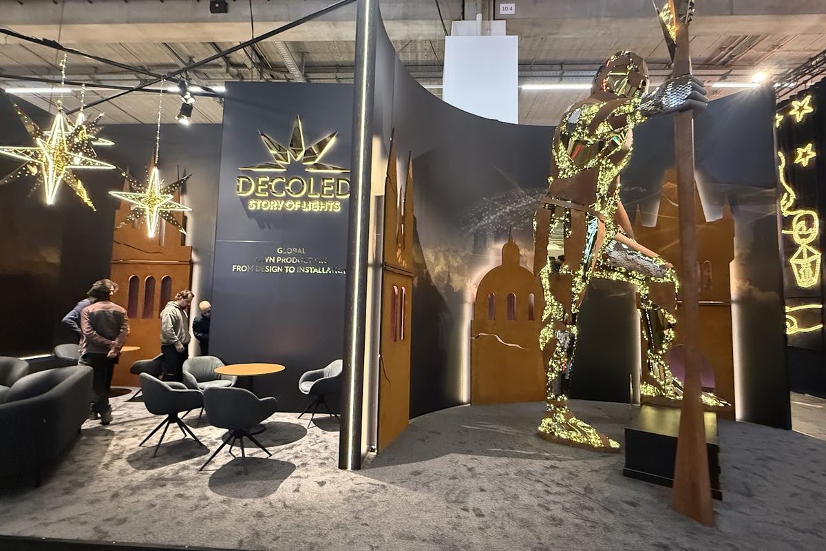 Stand de exposição DECOLED Story of Lights na feira em Frankfurt