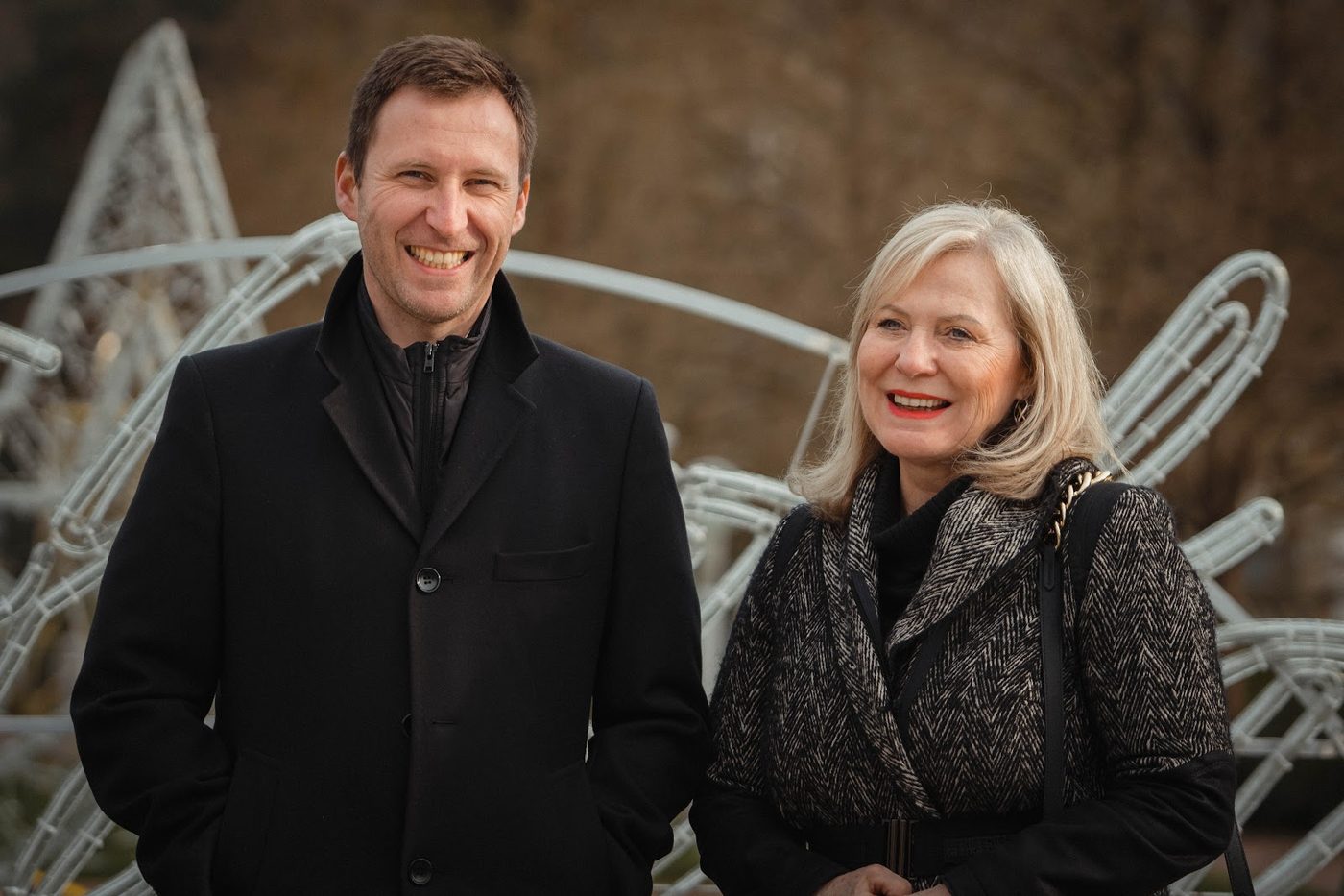 Vítězslav Poláček e Eva Poláčková em frente a uma decoração luminosa da DECOLED